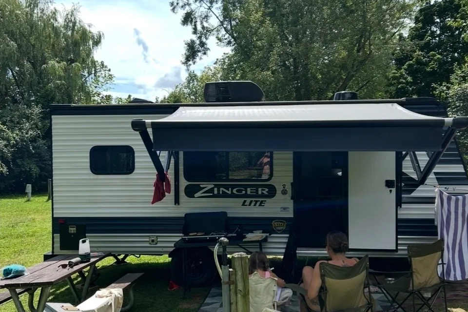 Jake's Crossroads Zinger lite 18r Travel Trailer