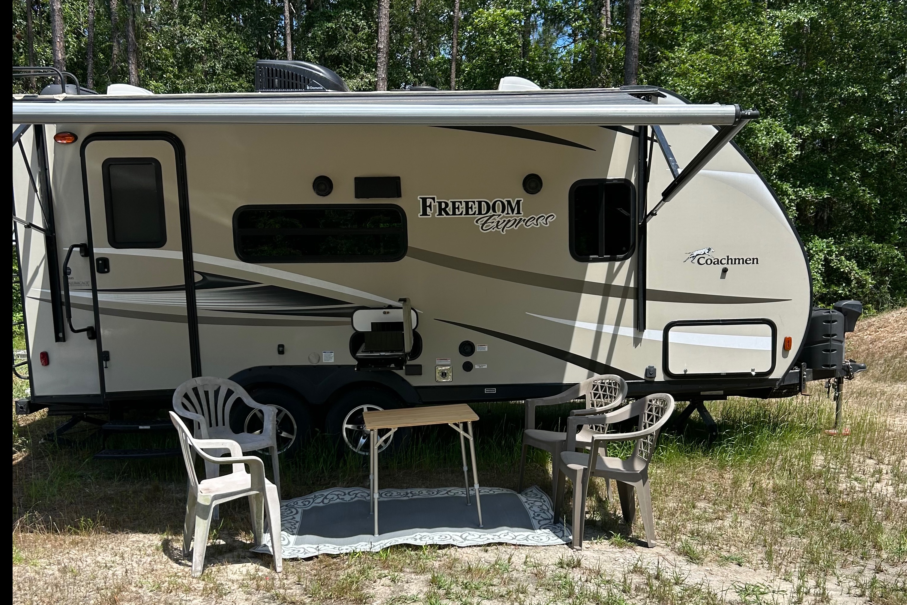 Coachmen Freedom express Travel Trailer
