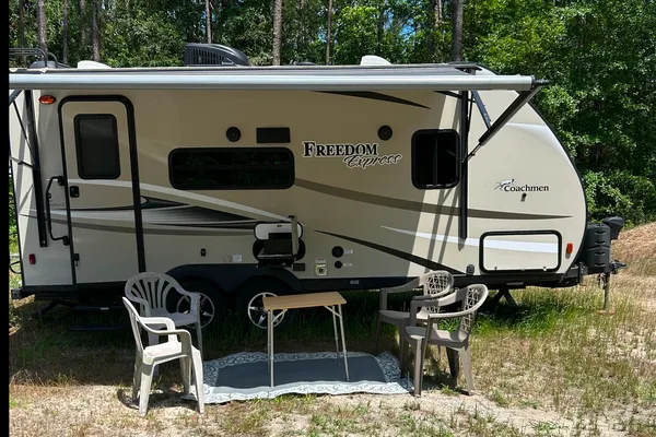 Coachmen Freedom express Travel Trailer