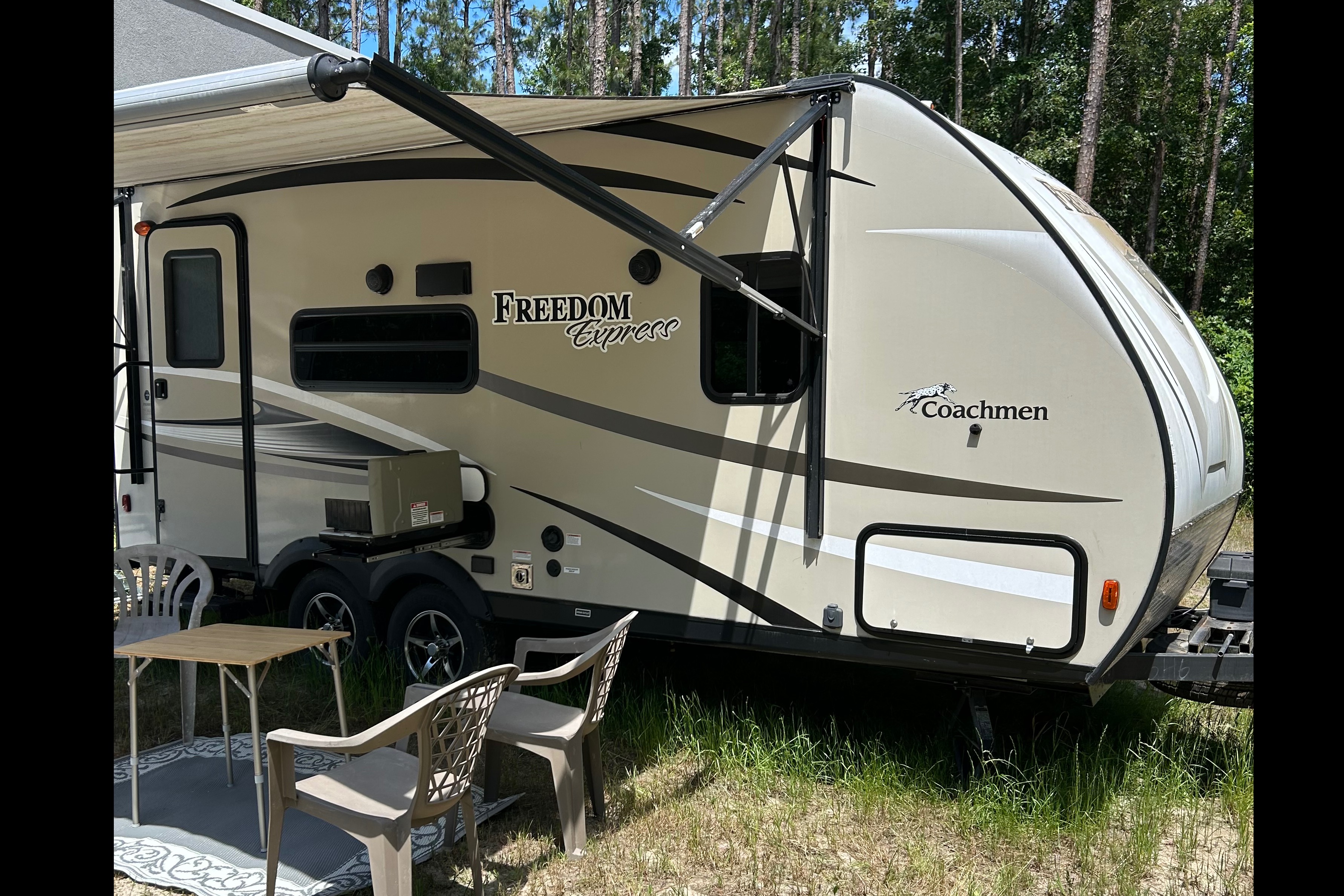 Coachmen Freedom express Travel Trailer