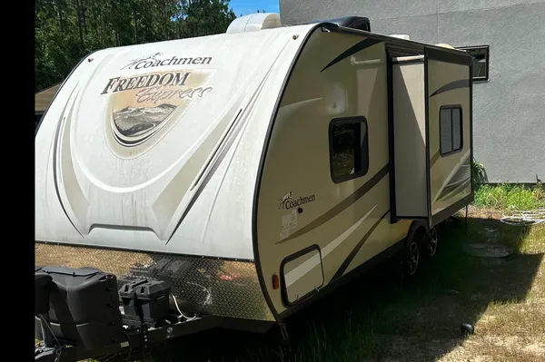 Coachmen Freedom express Travel Trailer