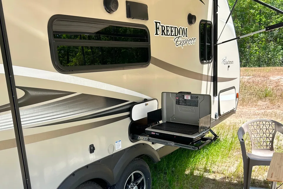 Coachmen Freedom express Travel Trailer