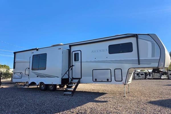 Retreat Alliance RV Avenue 38DBL Fifth Wheel