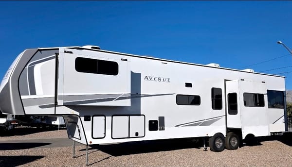 Retreat Alliance RV Avenue 38DBL Fifth Wheel