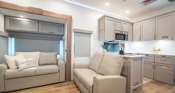 Retreat Alliance RV Avenue 38DBL Fifth Wheel