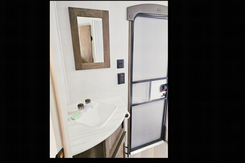 Laura's Family friendly bunkhouse Trailer