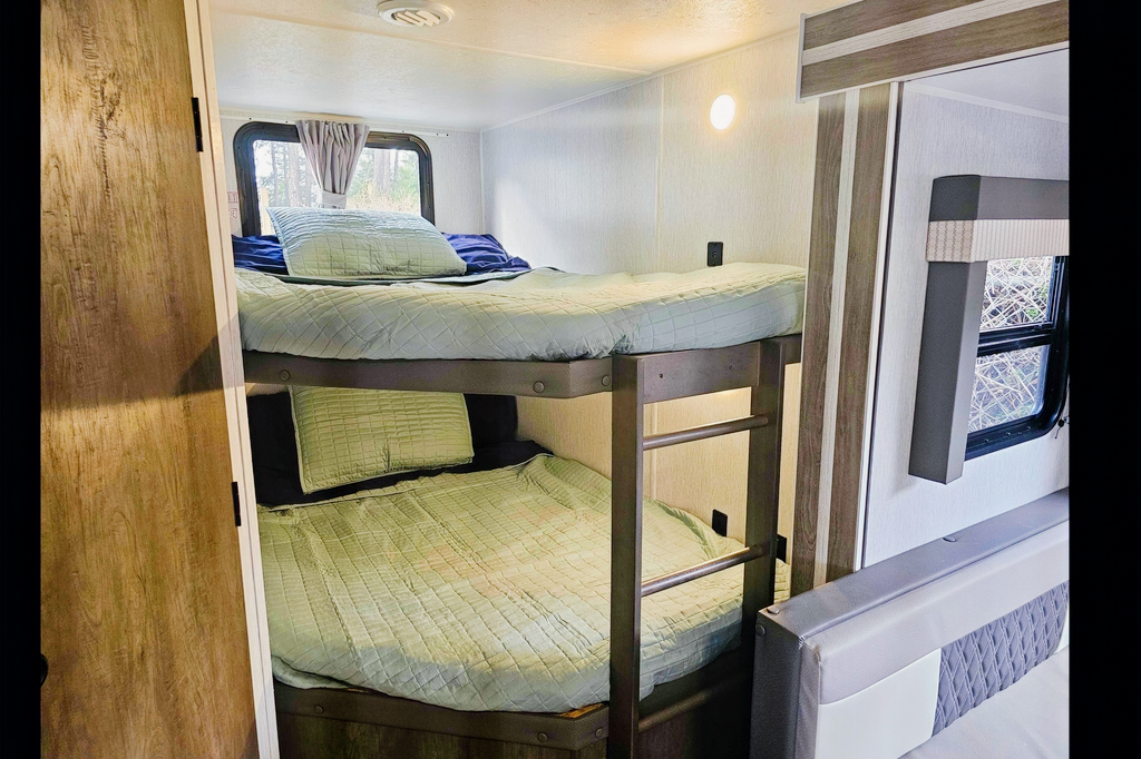 Laura's Family friendly bunkhouse Trailer