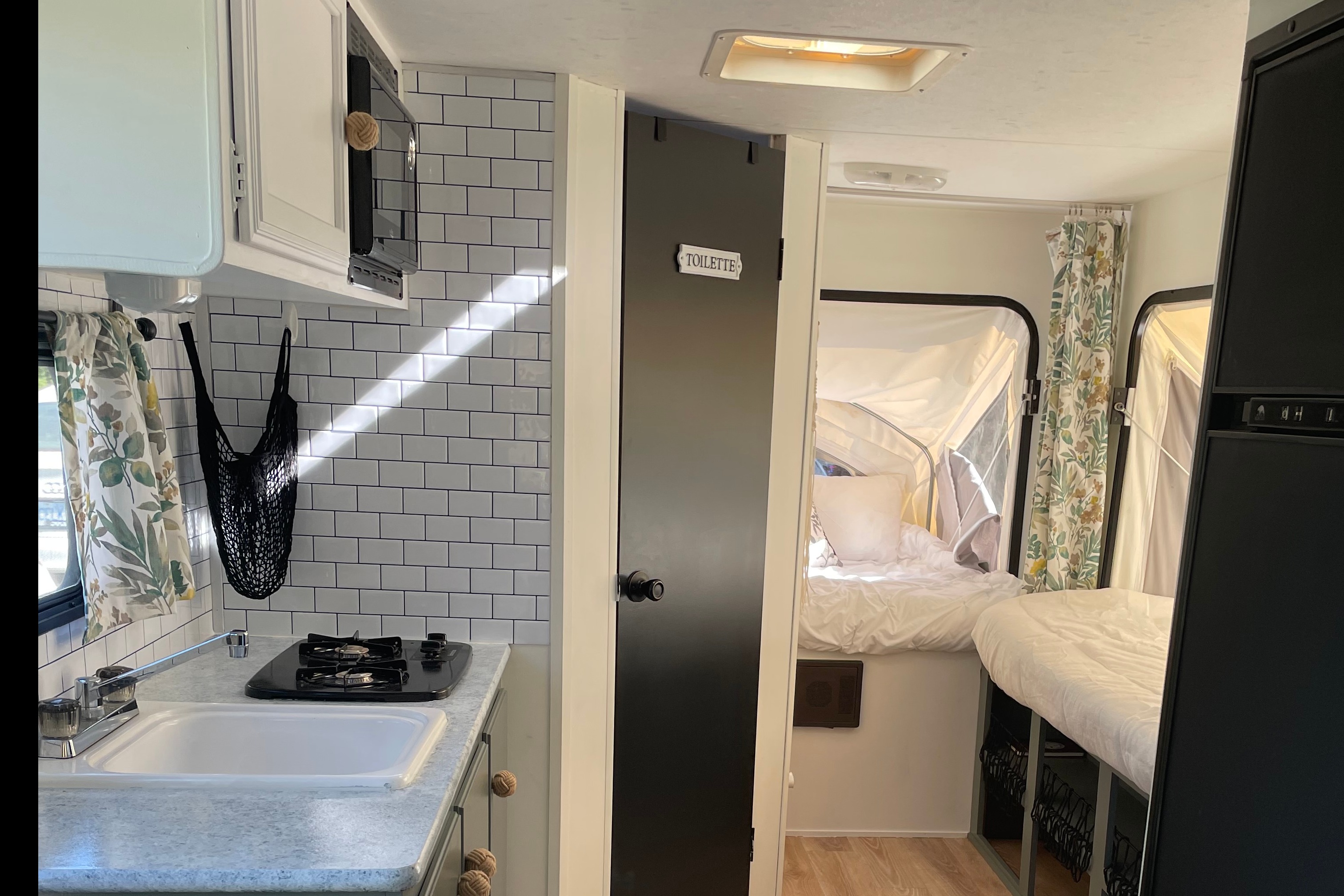 Renovated family friendly hybrid trailer - ultra comfortable!