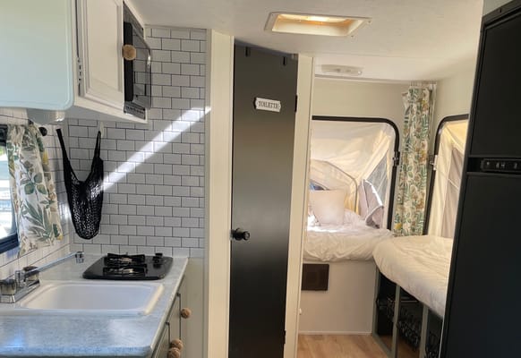 Renovated family friendly hybrid trailer - ultra comfortable!
