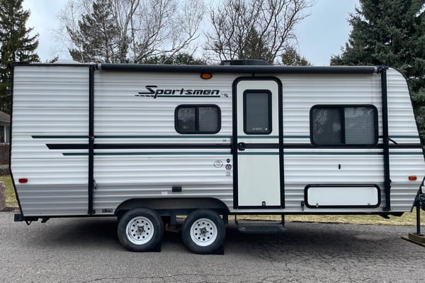 Renovated family friendly hybrid trailer - ultra comfortable!