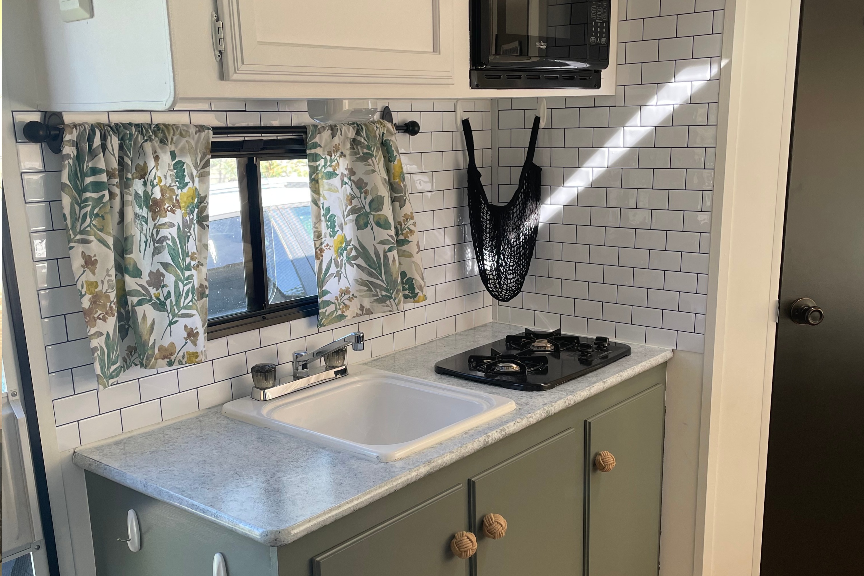 Renovated family friendly hybrid trailer - ultra comfortable!