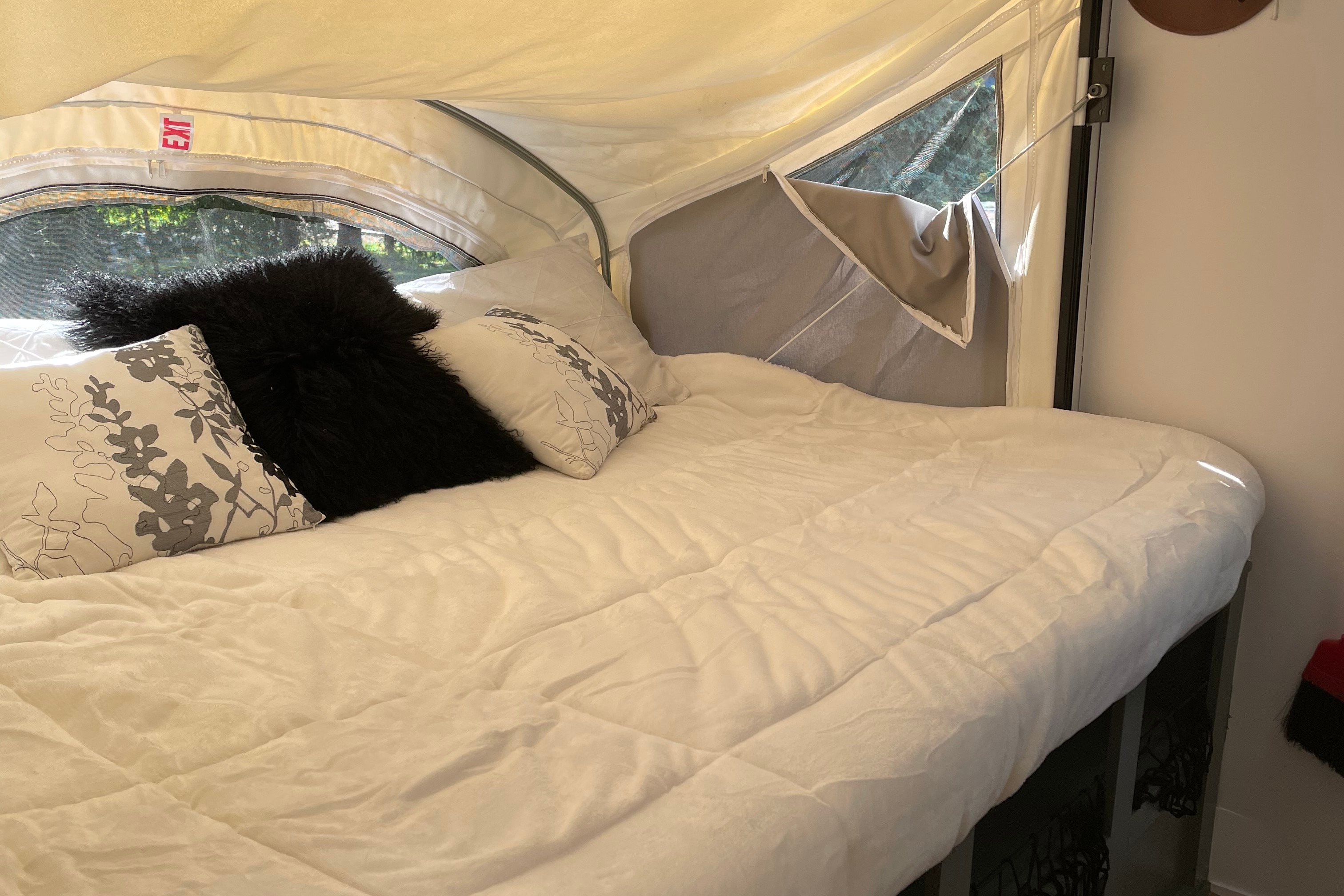 Renovated family friendly hybrid trailer - ultra comfortable!