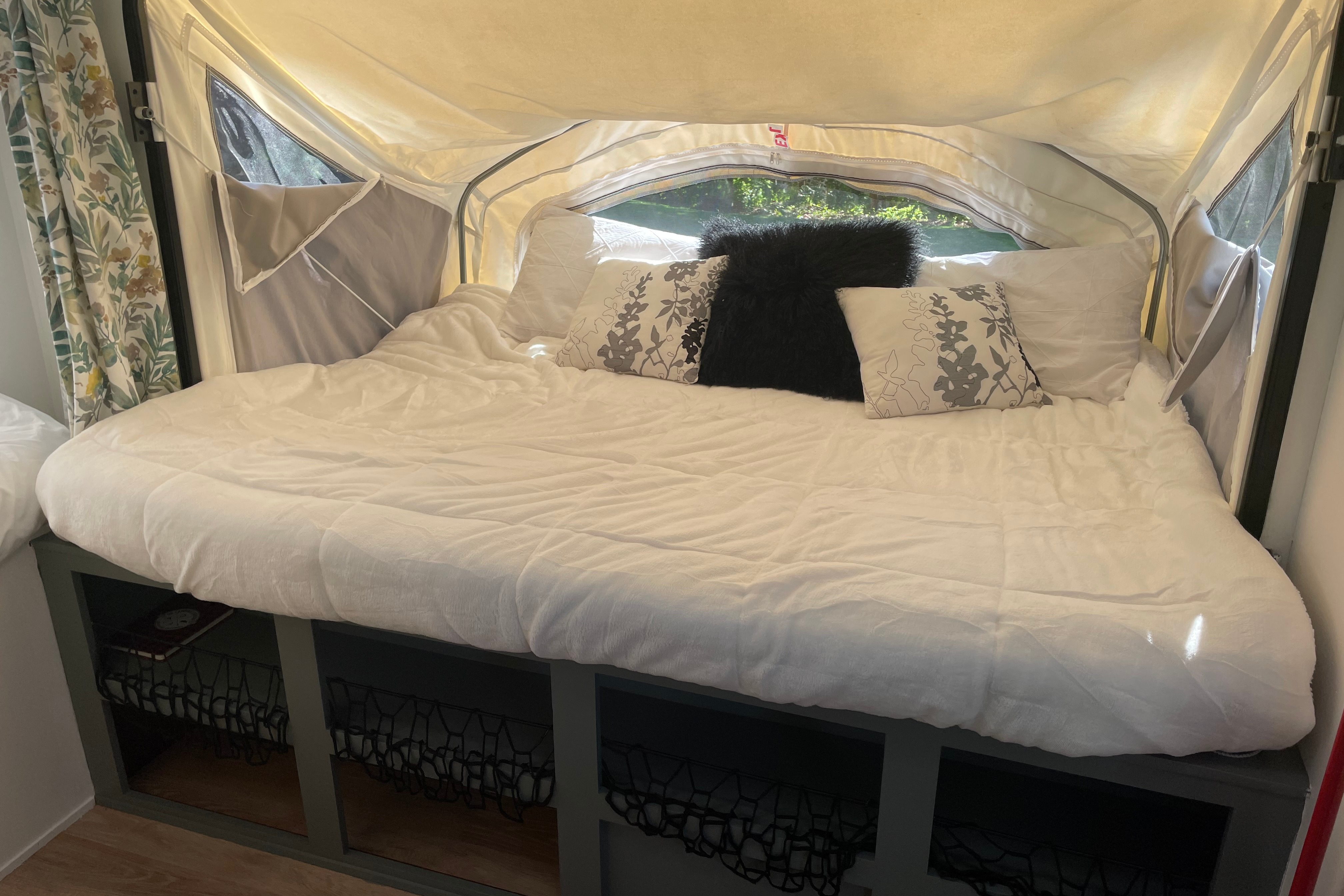 Renovated family friendly hybrid trailer - ultra comfortable!