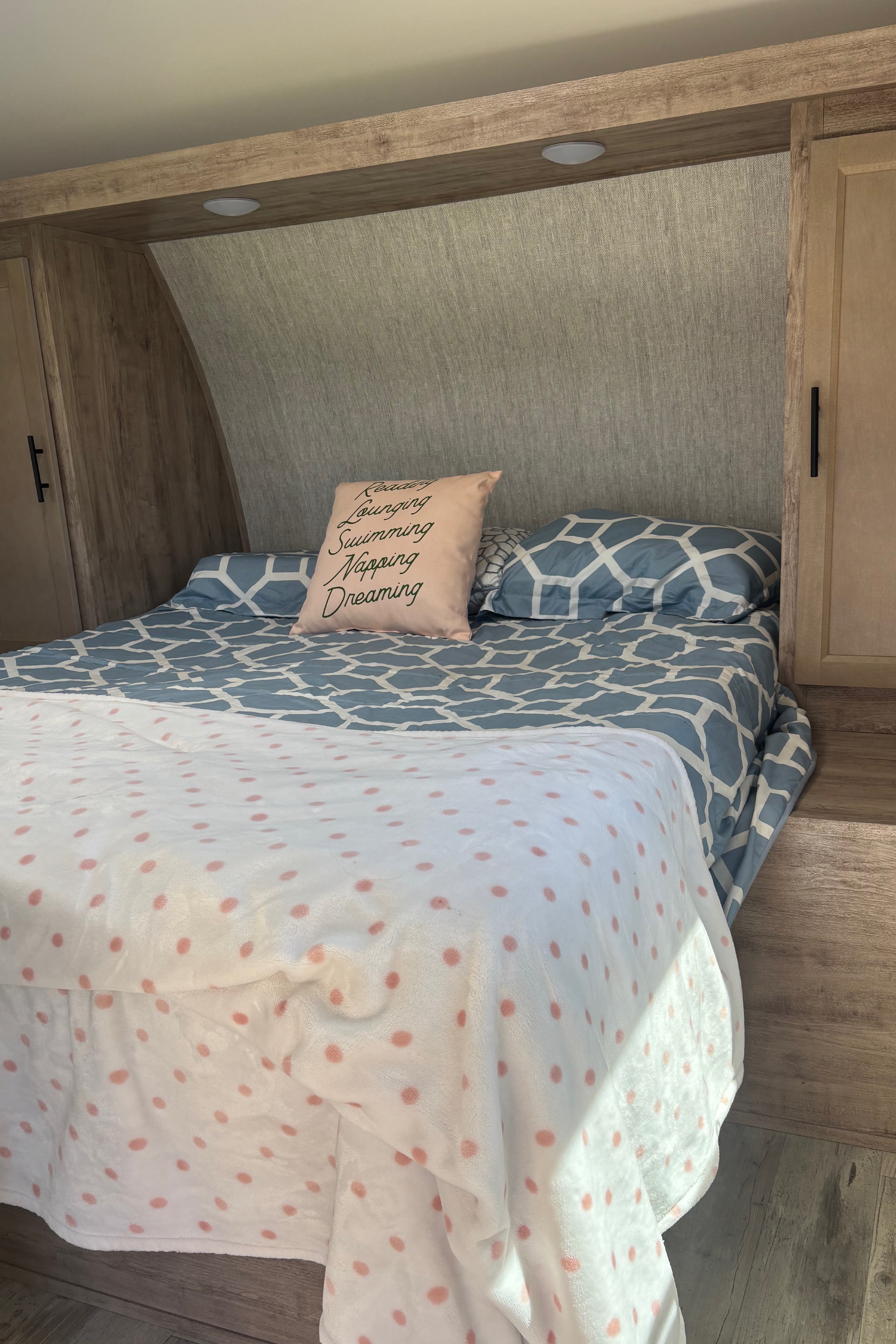 Cozy Creek Retreat- where campfires glow and memories flow