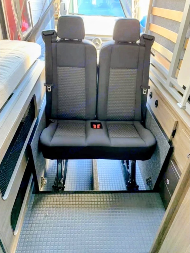 Winnebago Solis - The Happy Glamper! (6 seatbelts, sleeps 6) - Santa Ana queen