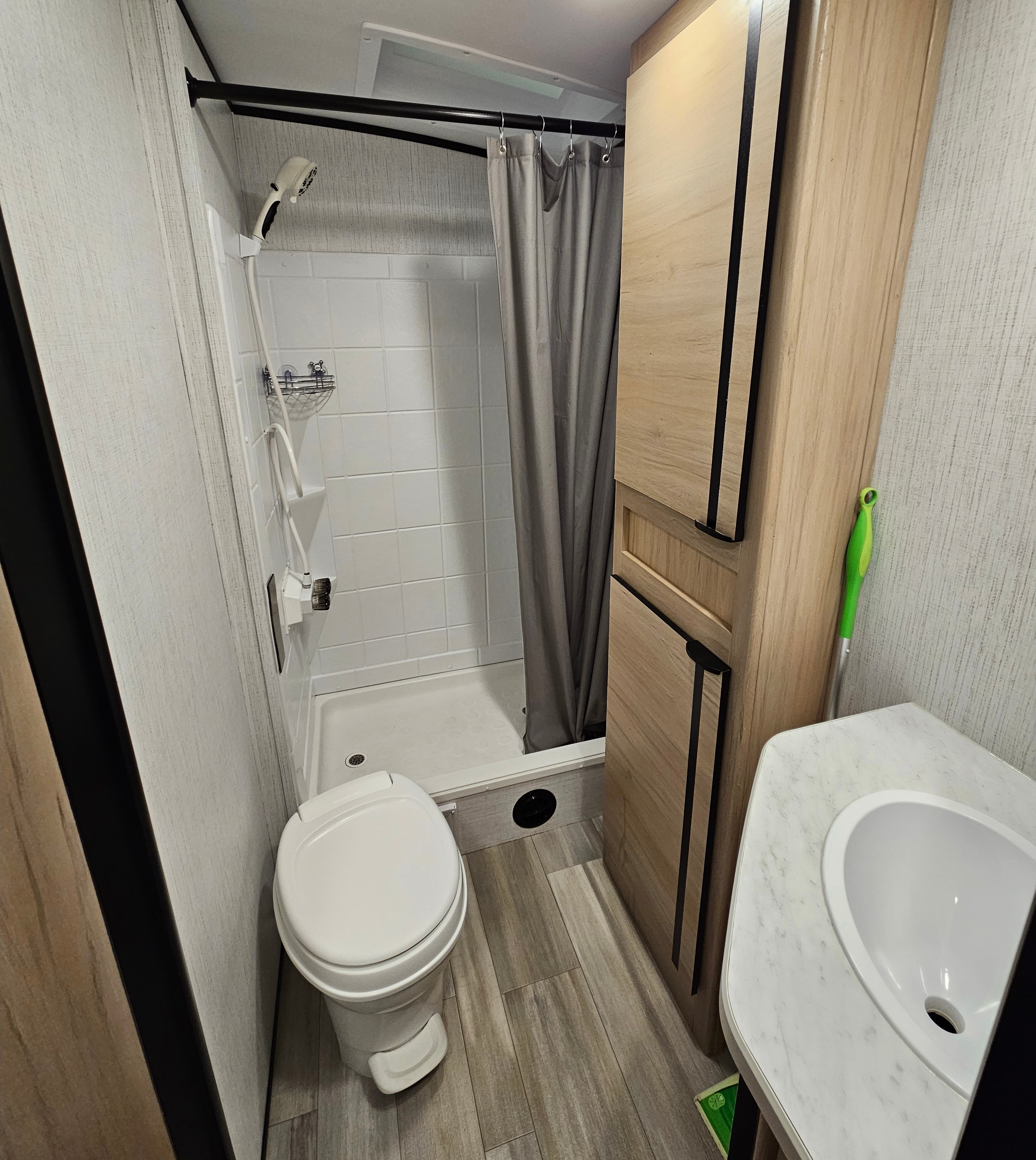 Fred's  Cruiser Radiance 25BH Travel Trailer