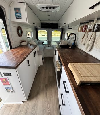 Luna Sea Adventure Van -AC&Heater- Solar-Dog Friendly/Fully Stocked-Off Grid