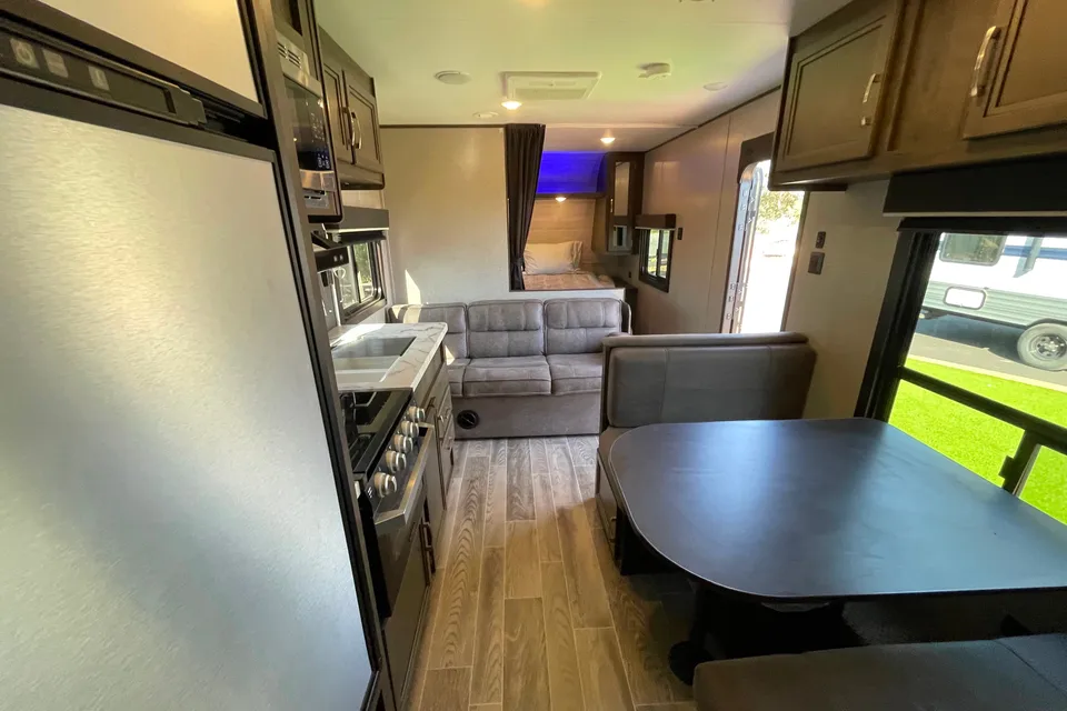 Spacious Clean New 29' Jayco RockyMountain Trailer