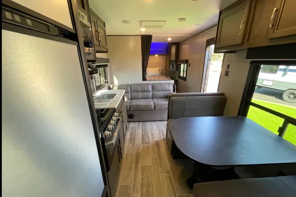 Spacious Clean New 29' Jayco RockyMountain Trailer