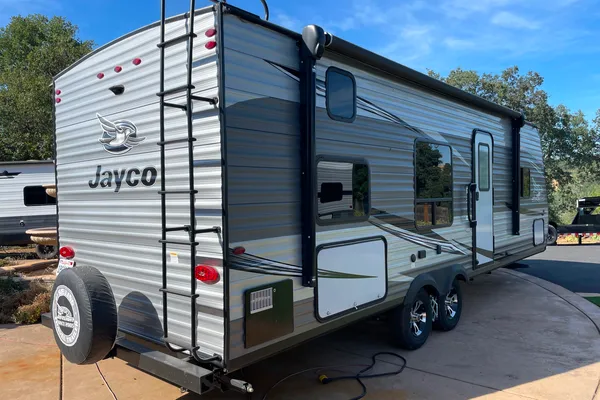 Spacious Clean New 29' Jayco RockyMountain Trailer