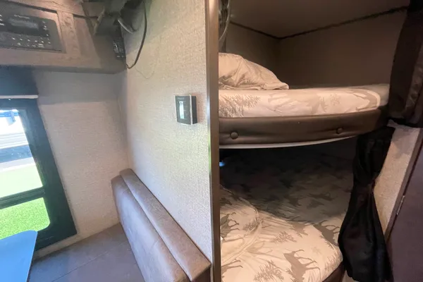 Spacious Clean New 29' Jayco RockyMountain Trailer