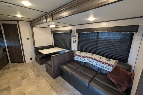 Dogwood - Coleman Lantern 262BH - Sleeps 8