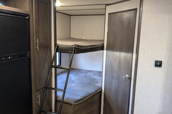 Dogwood - Coleman Lantern 262BH - Sleeps 8