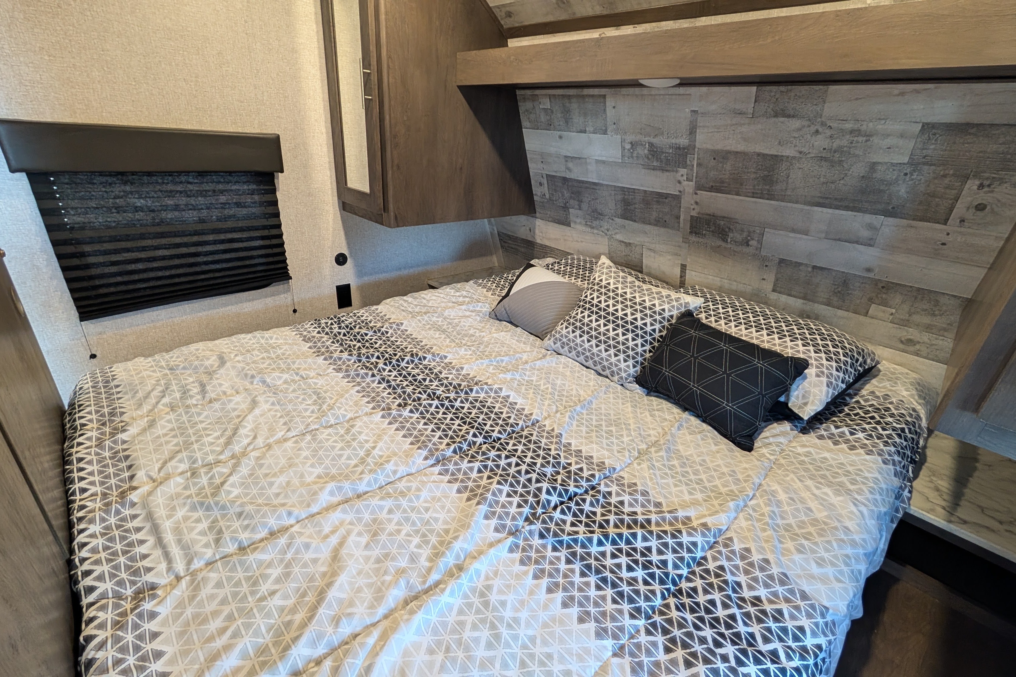 Dogwood - Coleman Lantern 262BH - Sleeps 8