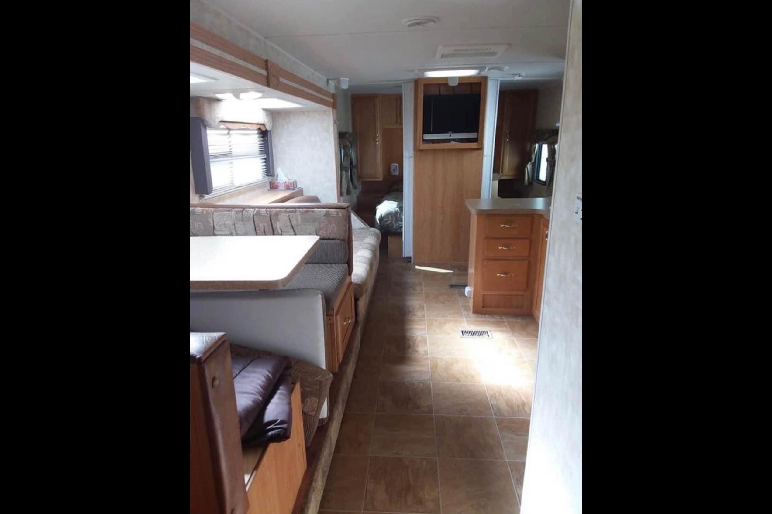 Spacious Family-Friendly Trailer – with quad bunks!
