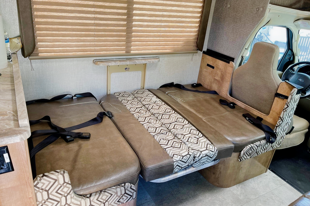 Jc venture  Coachmen Leprechaun  Class C