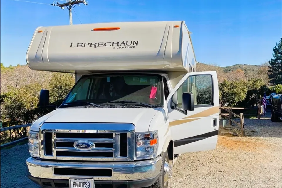 Jc venture  Coachmen Leprechaun  Class C