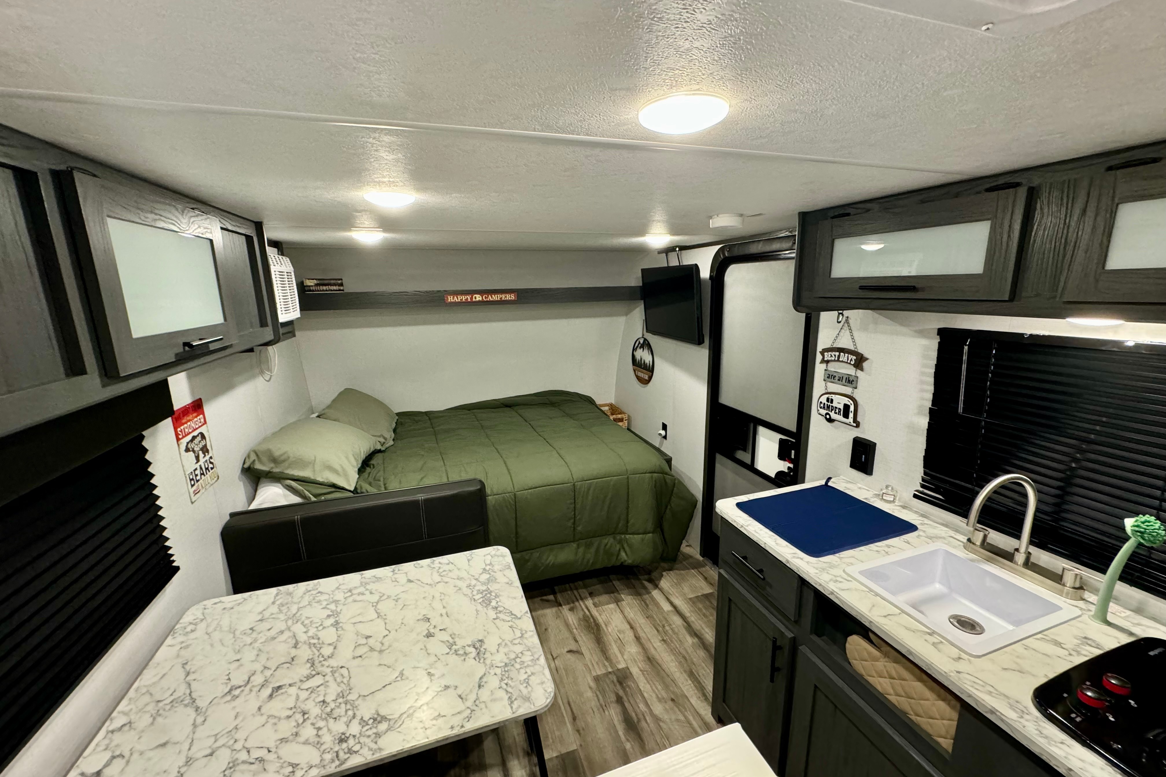 The Cozy Cabin Cruiser (0000)