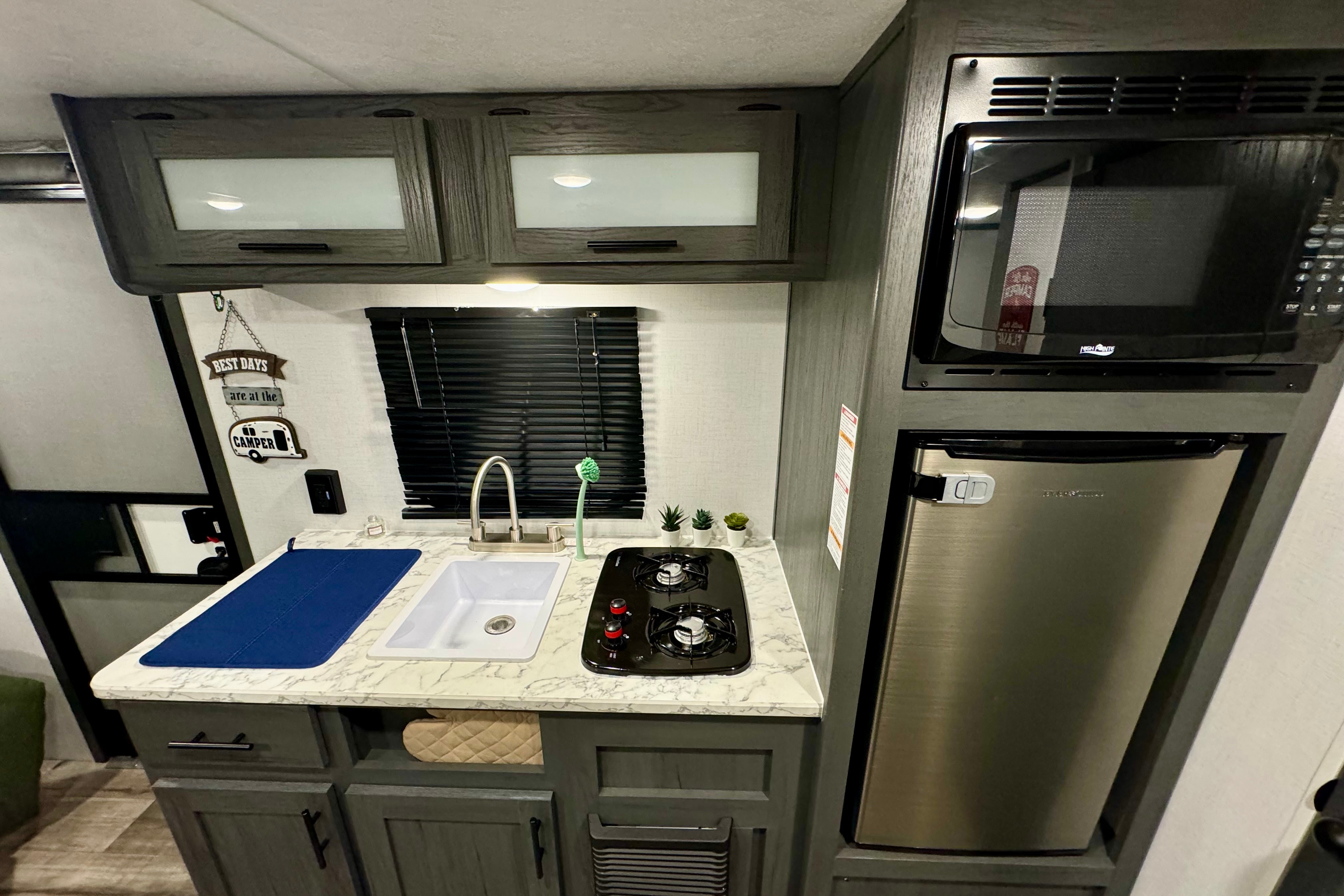 The Cozy Cabin Cruiser (0000)