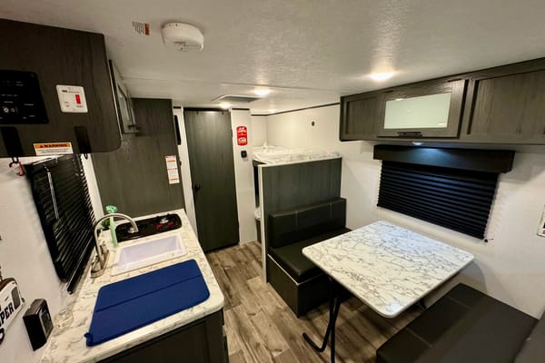 The Cozy Cabin Cruiser (0000)