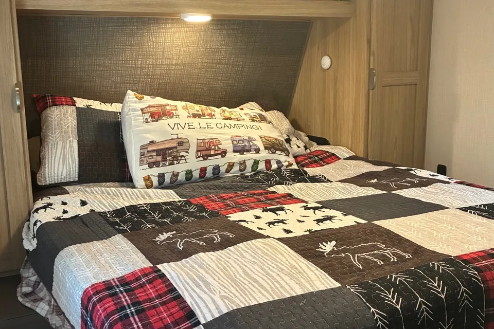 Julie's Cruiser RV 24rb Travel Trailer