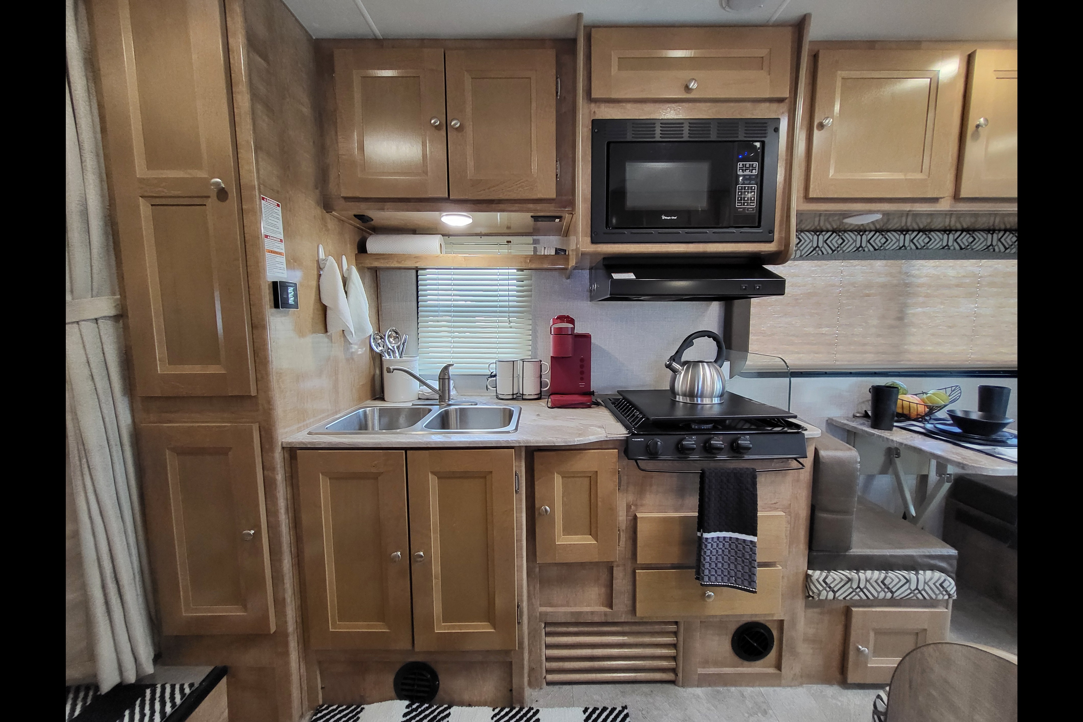 Rv Rentals Way of Life's Like NEW Leprechaun 260RS CML1