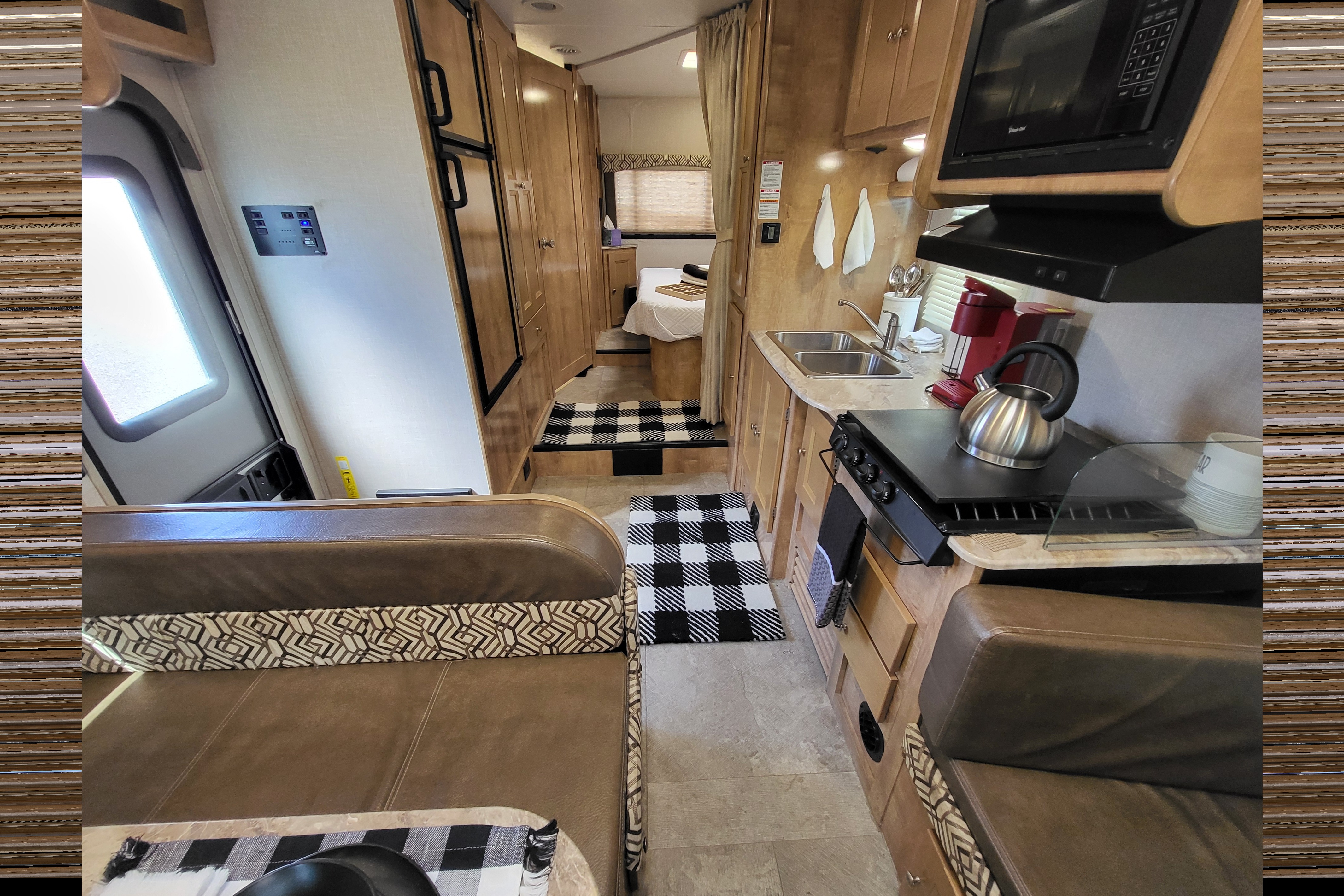 Rv Rentals Way of Life's Like NEW Leprechaun 260RS CML1