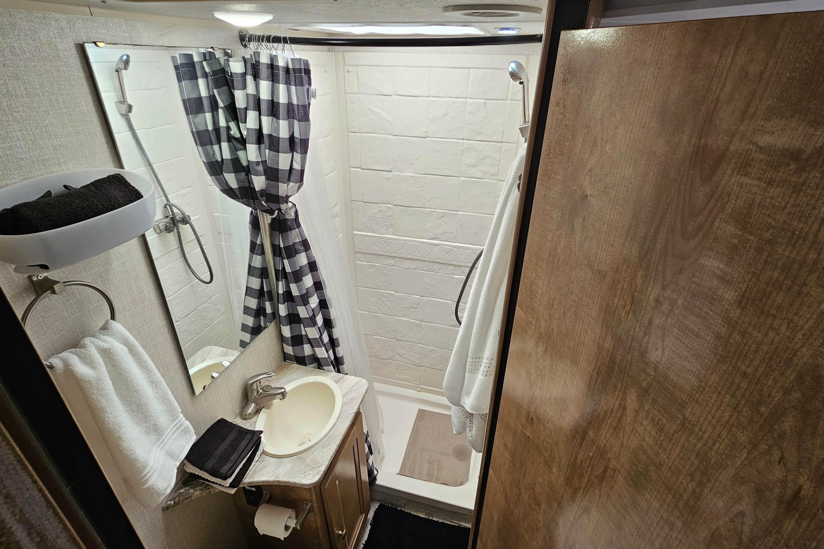 Rv Rentals Way of Life's Like NEW Leprechaun 260RS CML1