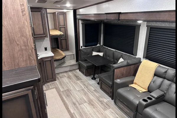 Glen’s KZ Durango half ton Fifth Wheel