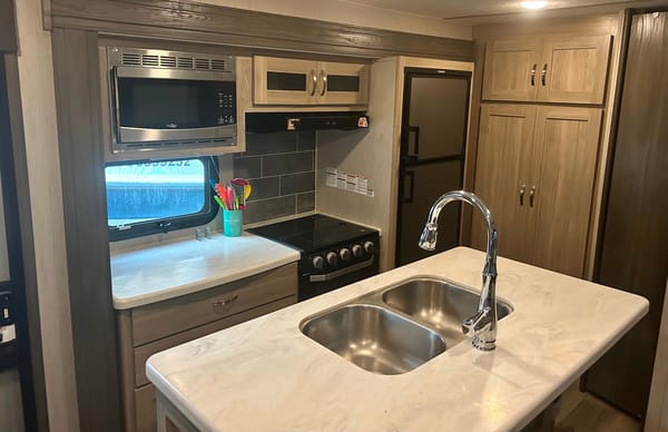 Coachmen Freedom Express Maple Edition 32’