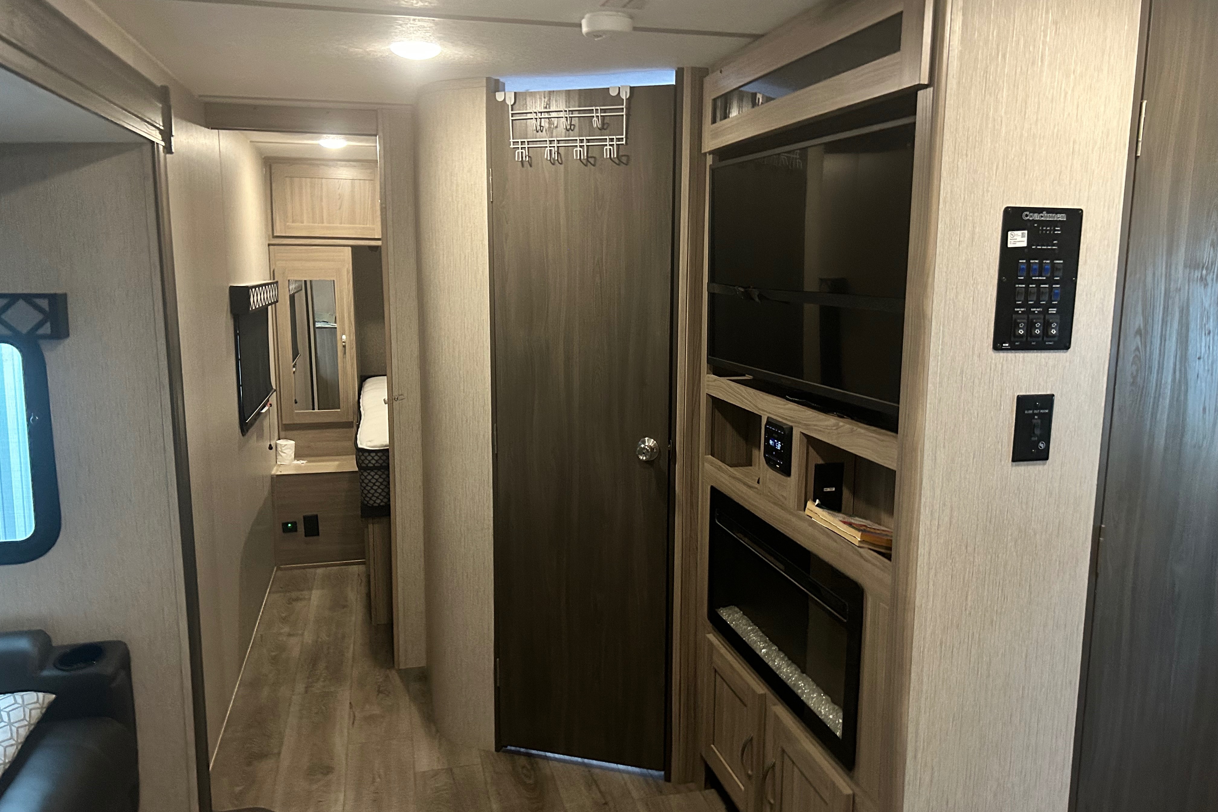 Coachmen Freedom Express Maple Edition 32’