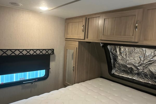 Coachmen Freedom Express Maple Edition 32’