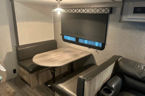 Coachmen Freedom Express Maple Edition 32’