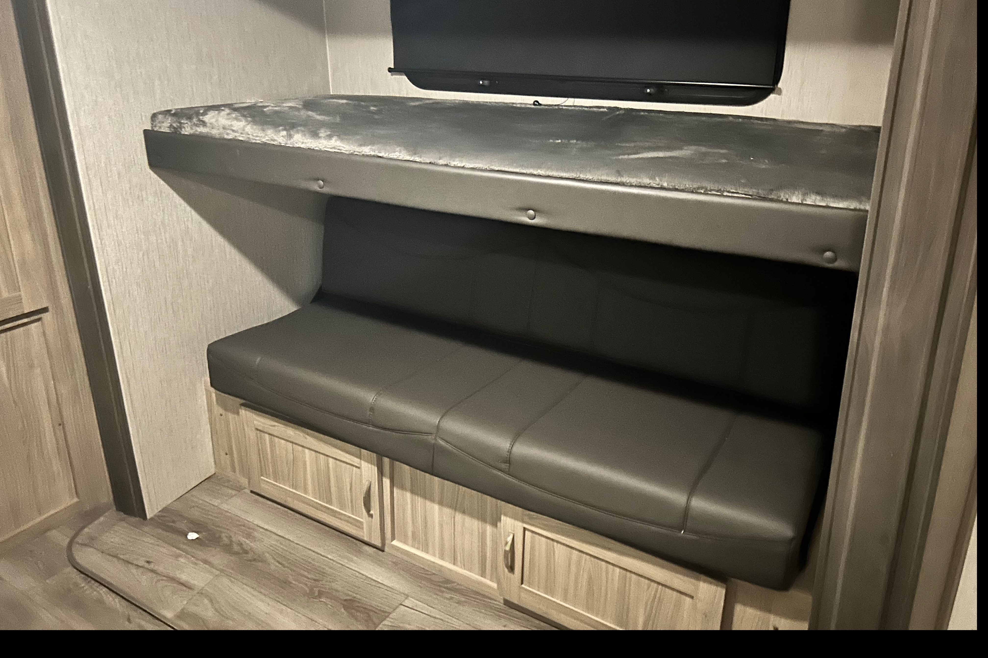 Coachmen Freedom Express Maple Edition 32’