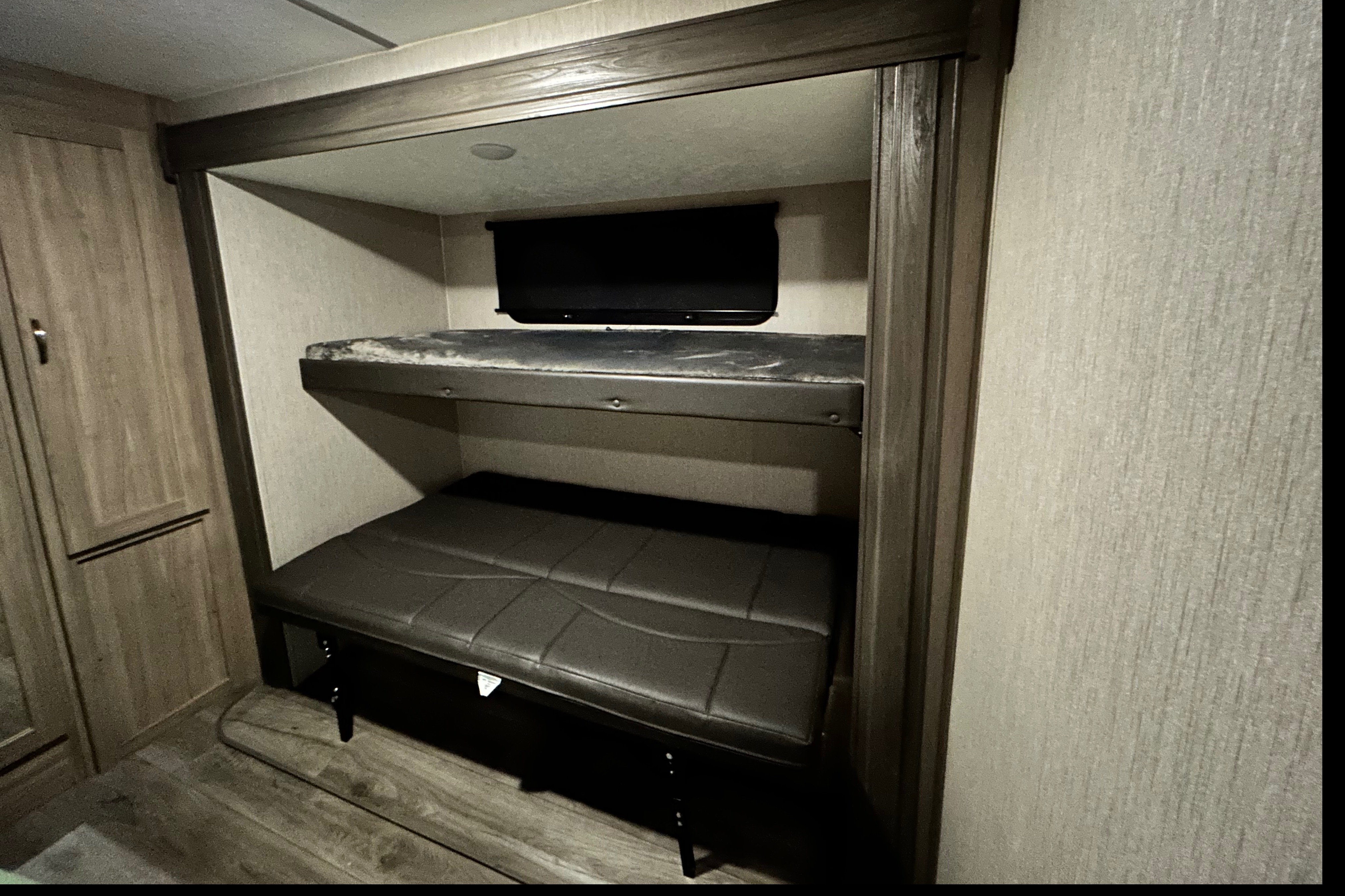 Coachmen Freedom Express Maple Edition 32’