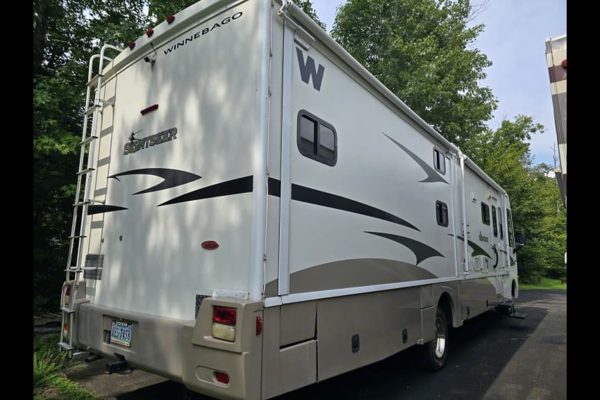 GBA Leisure Winnebago Sightseer 35J Class A