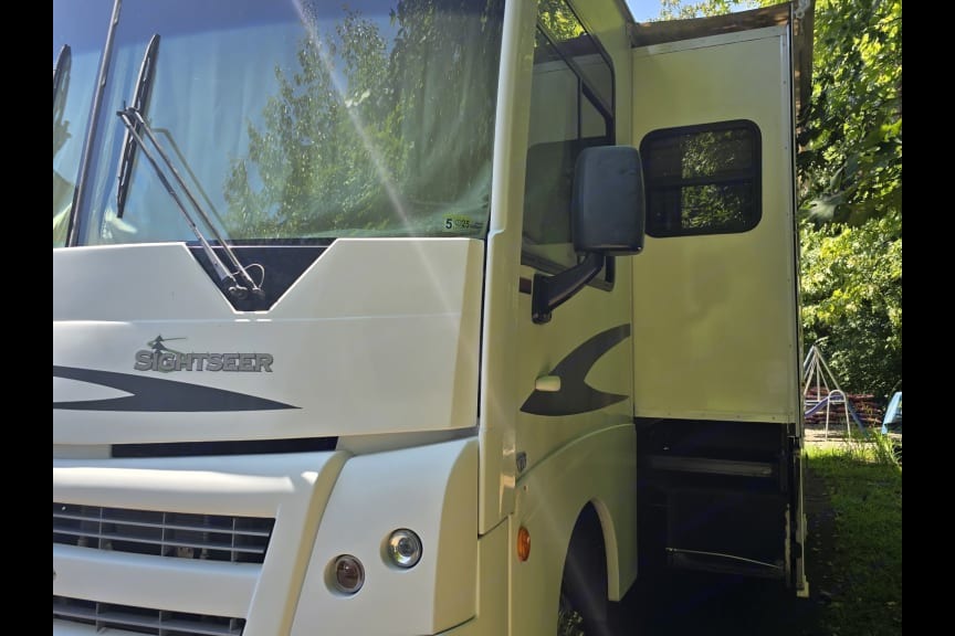 GBA Leisure Winnebago Sightseer 35J Class A