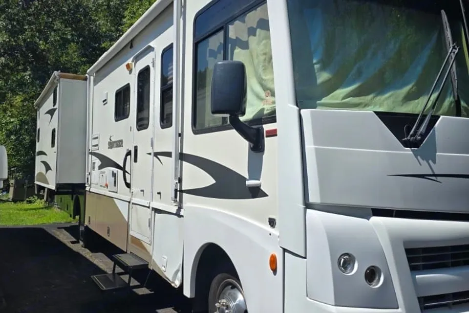 GBA Leisure Winnebago Sightseer 35J Class A