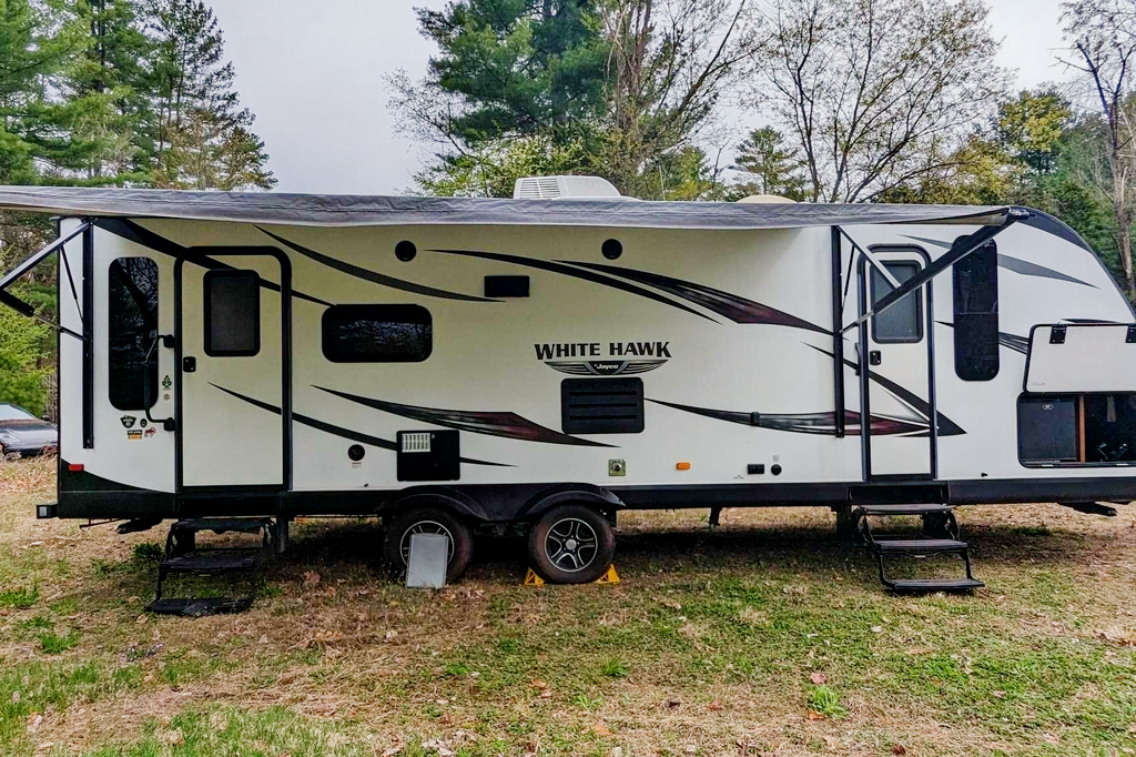 Hideaway RV rentals Fur baby friendly stylish Jayco White Hawk