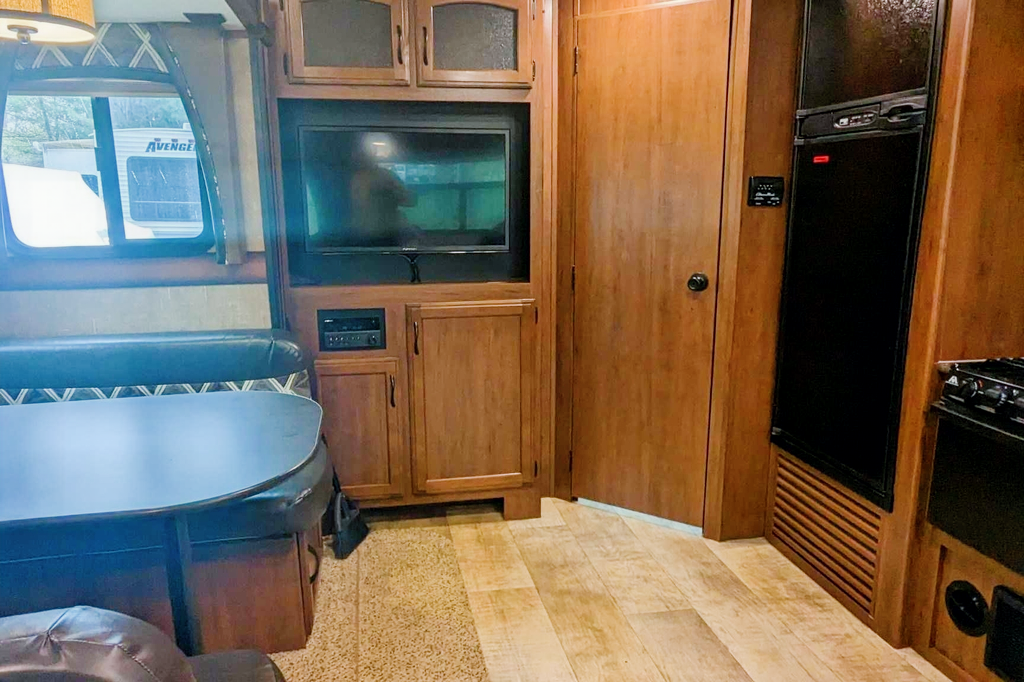 Hideaway RV rentals Fur baby friendly stylish Jayco White Hawk